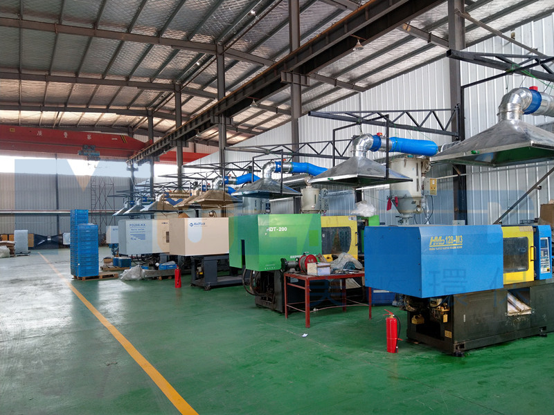 注塑機車間廢氣凈化設(shè)備--光氧活性炭一體機安裝現(xiàn)場